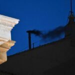 Sale humo negro en el Vaticano: aún no hay sucesor del papa Francisco